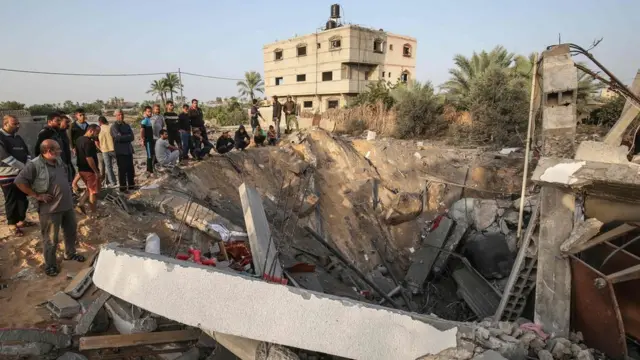 Sebuah rumah hancur di Khan Younis, di mana Israel mengatakan bahwa mereka telah menembakan serangan udara ke markas Palestinian Islamic Jihad