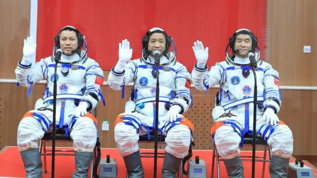 નેઈ હેઇશેંગ, લિયુ બોમિંગ અને ટેન્ગ હોંગબો પૃથ્વીથી 380 કિલોમિટર ઉપર અવકાશમાં તિએન્હે કૅપ્સ્યૂલમાં 3 મહિના રહેશે.