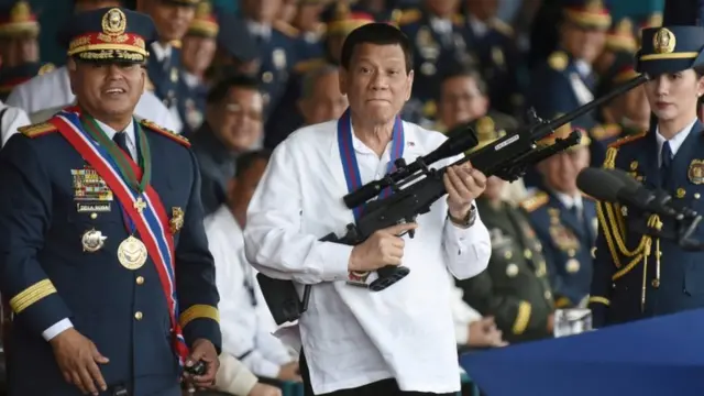 O presidente filipino Rodrigo Duterte segura um rifle ao lado do chefe da polícia nacional das Filipinas, Ronald Bato Dela Rosa, durante a cerimôniaaposta ganhar dinheiroentrega da Polícia Nacionalaposta ganhar dinheiroagostoaposta ganhar dinheiro2018