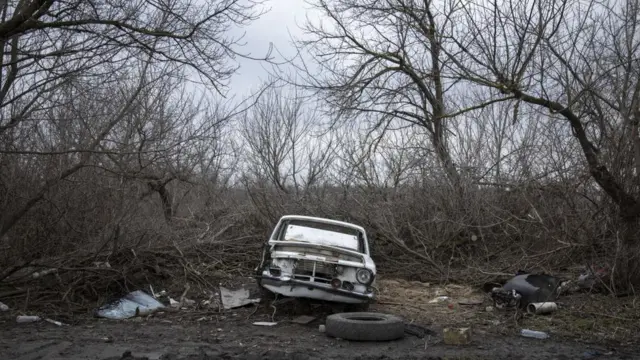 مركبة مدمرة في سفياتو بوكروفسكي بالقرب من خط القتال الأمامي في باخموت