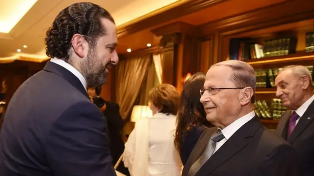 الرئيس اللبناني المنتخب ميشال عون ورئيس تيار المستقبل سعد الحريري يتصافحان