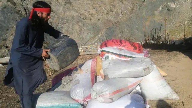 Член религиозного ополчения ИГ в Афганистане сжигает на камеру наркотики