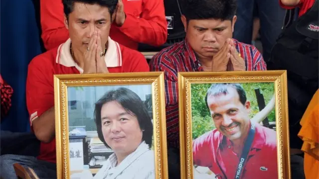 นายสุภรณ์ อัตถาวงศ์ (ขวา) แกนนำ นปช. ร่วมงานรำลึก 1 ปีเหตุการณ์นองเลือดที่แยกคอกวัว 10 เม.ย. โดยเขาได้ถือภาพ 2 ช่างภาพสื่อมวลชนที่เสียชีวิตในช่วงสลายการชุมนุมปี 2553 คือนายฮิโรยูกิ มูราโมโตะ และนายฟาบิโอ โปเลงกี