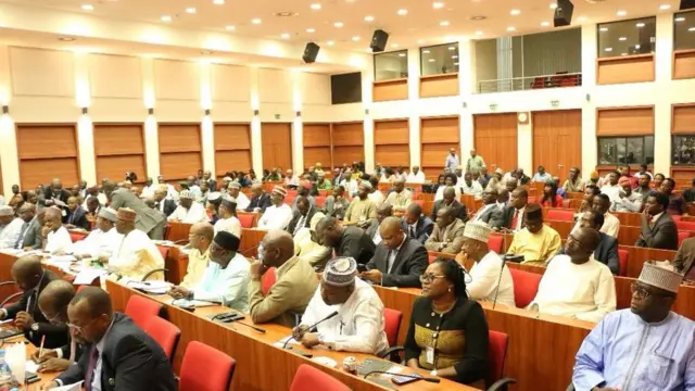 Awọn eeyan joko si gbọngan ile asofin agba ilẹ Naijria lati jiroro