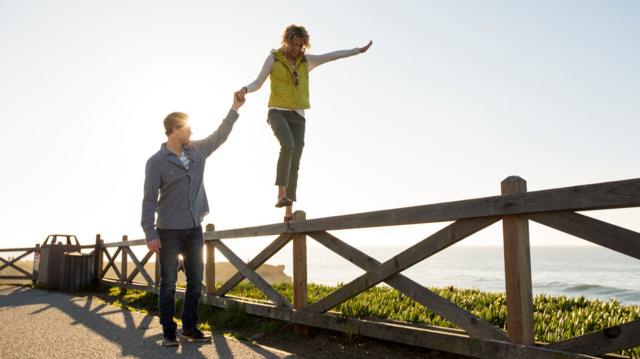 Mulher tentando se equilibrarjogo mine blazeuma cerca