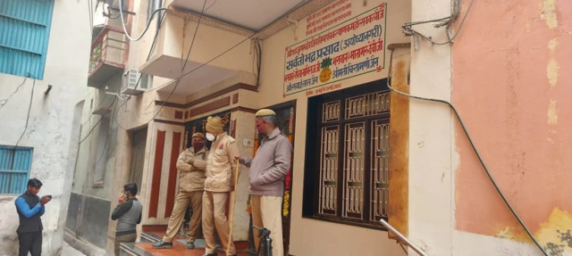 पुष्पराज जैन के घर बाहर रेड के दौरान इकट्ठा हुई पुलिस