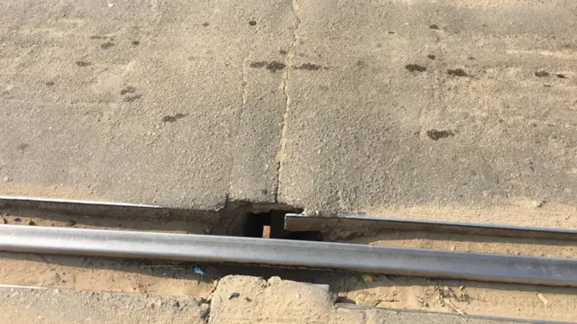 সেতুটির বিভিন্ন স্থানে বড় ধরণের ফাটল দেখা যায়।