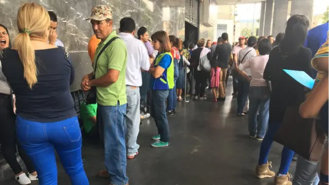 Pessoas enfileiradas na Venezuela