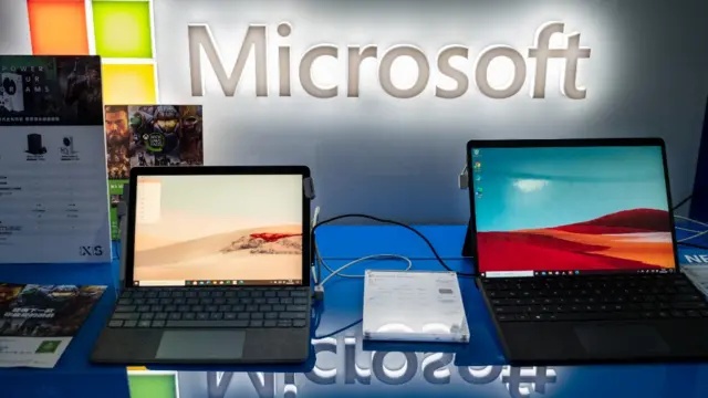 Computadoras y el logo de Microsoft