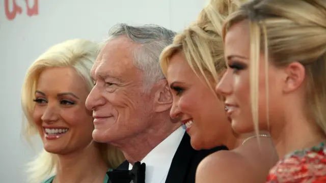 Hefner, con algunas de sus modelos, en un acto en el Kodak Theater de Hollywood.