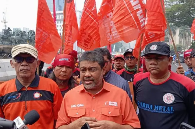 Presiden Partai Buruh Said Iqbal saat konferensi pers di samping Patung Arjuna Wijaya, Gambir, Jakarta Pusat, Selasa (20/8/2024).
