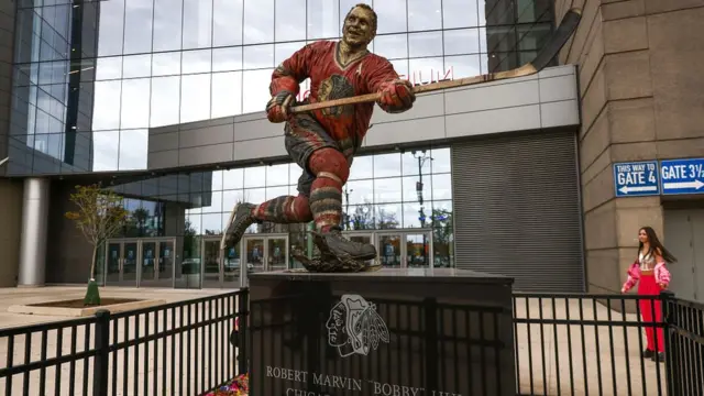 Статуя Бобби Халла у хоккейного стадиона в Чикаго