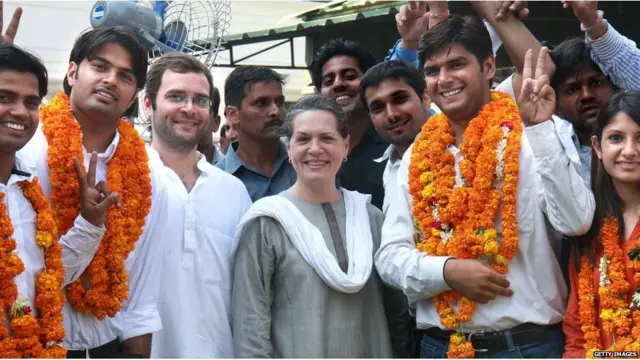 લોકો વચ્ચે રાહુલ ગાંધી અને સોનિયા ગાંધી