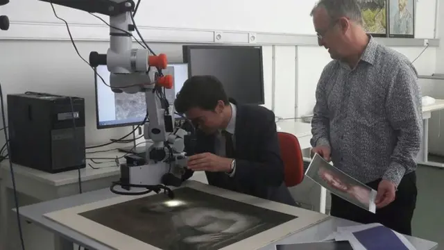 خبراء فرنسيون يحاولون التحقق من لوحة عارية للموناليزا