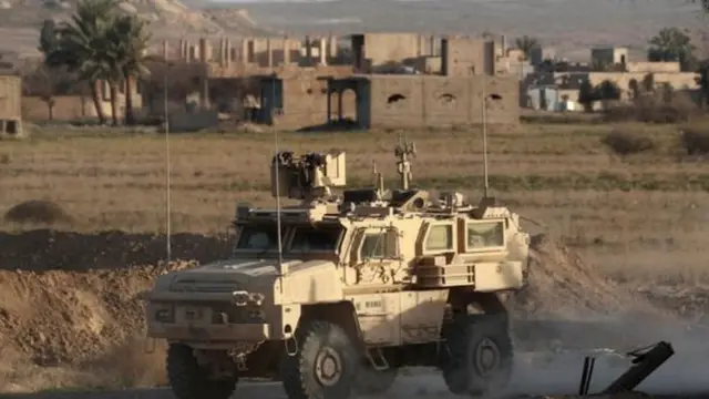 Pasukan Demokratik Suriah yang dipimpin Kurdi dan didukung Amerika mengejar militan ISIS.