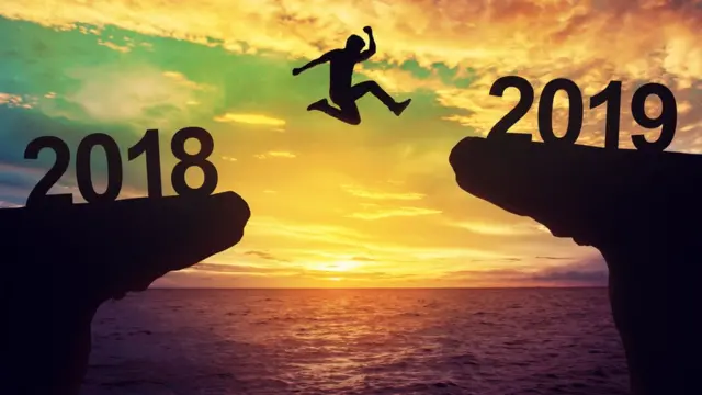 Hombre joven saltando entre rocas