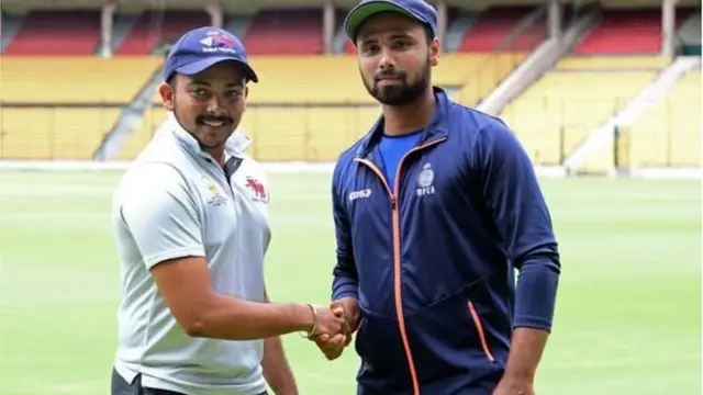 मुंबईचा कर्णधार पृथ्वी शॉ आणि मध्य प्रदेशचा कर्णधार आदित्य श्रीवास्तव