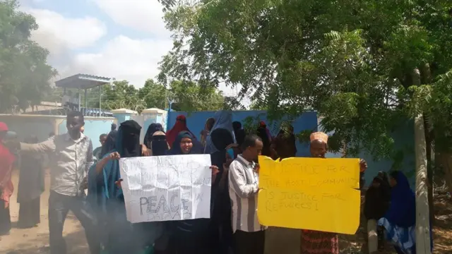 Dadka deegaanka ayaa ku mudaaharaaday dibedda xafiiska UNHCR ee Dhadhaab