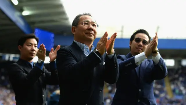 นายวิชัย ศรีวัฒนาประภา (กลาง) ประธานกรรมการ และ นายอัยยวัฒน์ ศรีวัฒนประภา