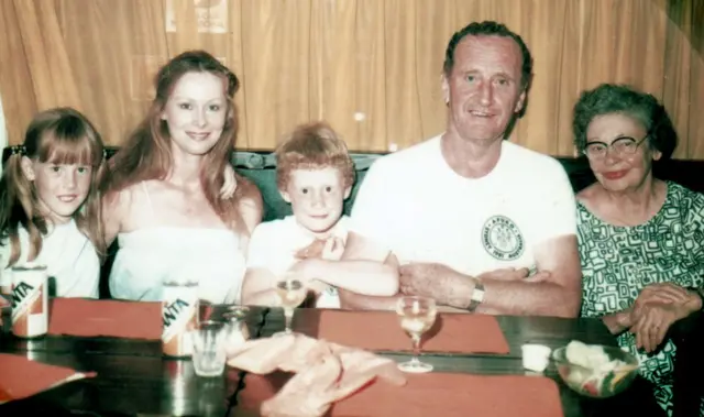 Charles Carter (centro) de niño con su familia.