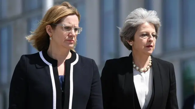 رئيسة الوزراء البريطانية تيريزا ماي و وزيرة الداخلية آمبر رود