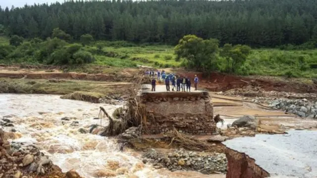 Abakozi ba kompanyi ibaza imbahu baheze mu gihirahiro nyuma yaho umuhanda wangirikiye mu mujyi wa Chimanimani mu burasirazuba bwa Zimbabwe