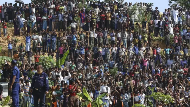 বর্তমানে ১১ রাখের মতো রোহিঙ্গা আছে বাংলাদেশে।