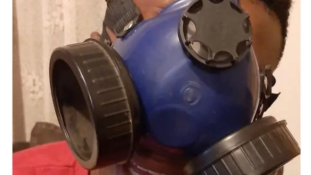 Kini ka tun ti pe ibomu-bẹnu yii o? A fi bi igba ti eeyan n lọ sinu oṣupa ni ọkunrin yii bo imu, oju ati ẹnu rẹ.