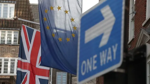 Una bandera de Reino Unido y otra de la Unión Europea