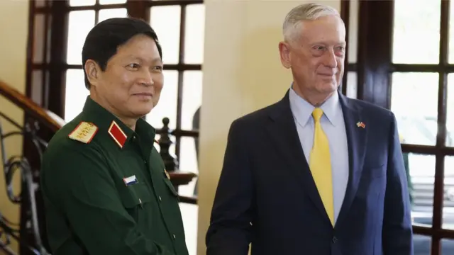 Bộ trưởng Quốc phòng Mỹ Jim Mattis gặp Bộ trưởng Quốc phòng Việt Nam Ngô Xuân Lịch ở TP HCM hôm 17/10/2018
