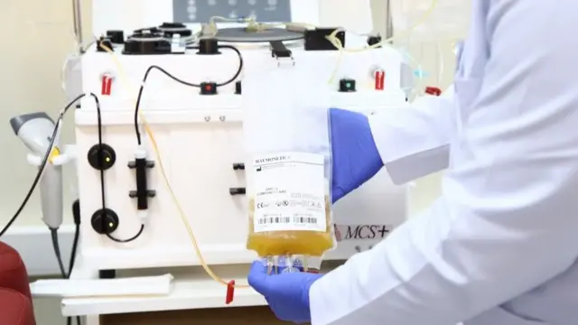 துருக்கியில் கோவிட்-19 நோயில் இருந்து மீண்ட ஒருவரிடம் இருந்து மற்ற நோயாளிகளுக்குத் தருவதற்காக எடுக்கப்படும் பிளாஸ்மா.