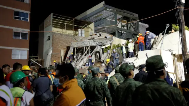 La parte derrumbada era un edificio de tres pisos en el que se encontraban las aulas de kínder y primaria.