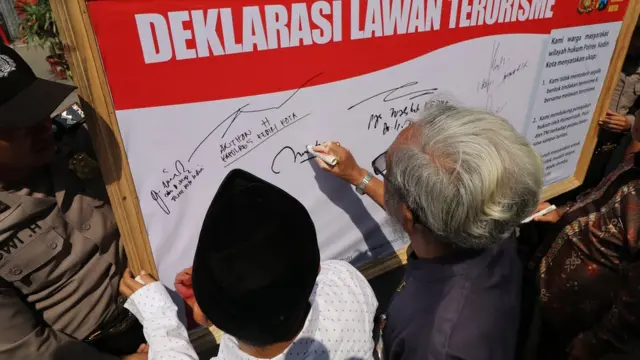 Sejumlah tokoh agama yang tergabung dalam Forum Kerukunan Umat Beragama (FKUB) membubuhkan tanda tangan saat Deklarasi lawan terorisme di Kota Kediri, Jawa Timur, Rabu (16/5).
