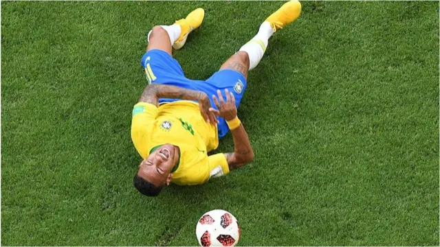 নিজে থেকে পড়ে গিয়ে নেইমার আহত হওয়ার ভান করেন বলে অভিযোগ