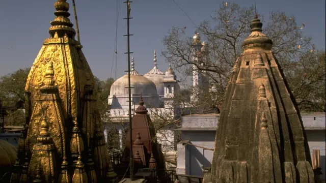 কাশী বিশ্বনাথ মন্দিরের চূড়া ও জ্ঞানবাপী মসজিদের মিনার - পাশাপাশি