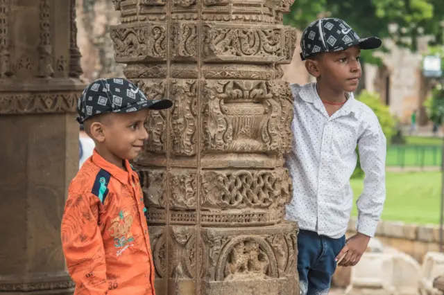 เด็กๆแต่งกายในชุดตัวเก่ง โพสต์ท่าถ่ายรูปด้วยรอยยิ้มสดใส