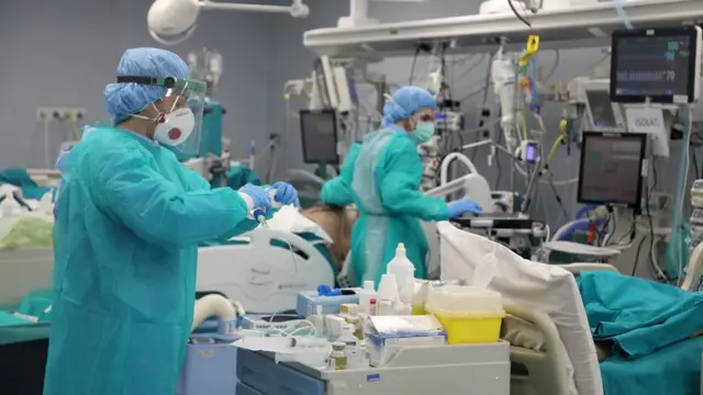 పావియాలోని ఒక ఆస్పత్రిలో వైద్య సిబ్బంది