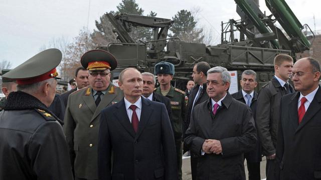 Президенты Владимир Путин и Серж Саргсян на военной базе в Гюмри
