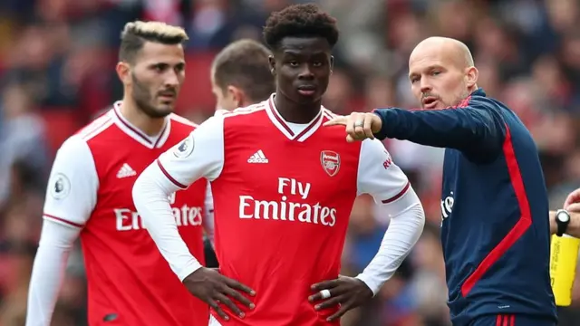 لیونبرگ چهره‌ای محبوب بین بازیکنان جوان آرسنال از جمله باکایو ساکا است