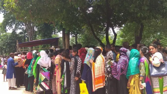 প্রিয় নায়ককে শেষবারের মতো দেখতে ভক্তদের ভিড়।