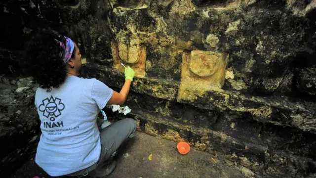 Arqueólogo limpa templofruit brabetKulubá,fruit brabetYucatán