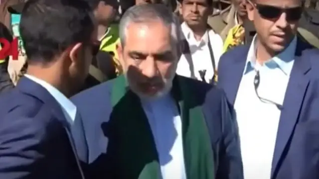 حسن إيرلو في وسط الصورة