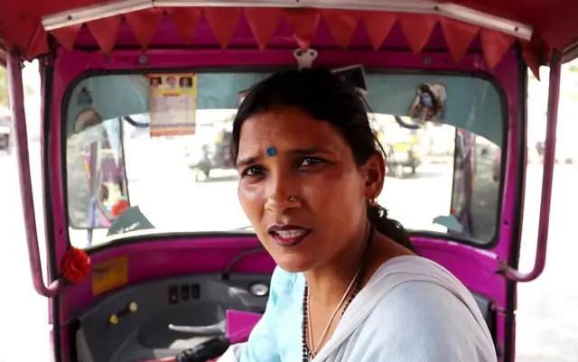 रोहतक की महिला ऑटो ड्राइवर