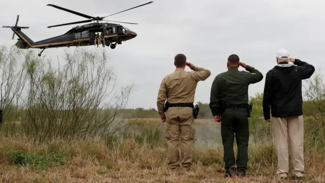 Ông Trump giương tay chào một chiếc trực thăng của tuần tra biên giới bên Sông Rio Grande