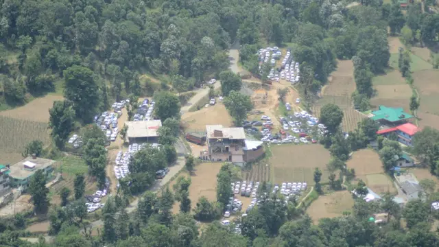 हिमाचल प्रदेश के खेतों में खड़ी हुईं कारें