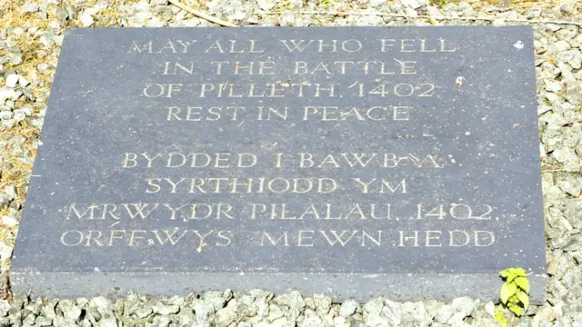 Мемориальная плита на церковном кладбище при церкви в Пиллете