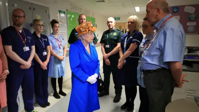 الملكة تتفقد أطفالا مصابين في المستشفى