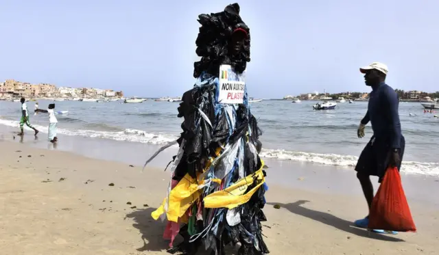 ويوم السبت، وعلى الجانب الآخر من القارة، شوهد "وحش بلاستيكي" يسير على طول الشاطئ في داكار بالسنغال، في احتجاج على النفايات البلاستيكية.