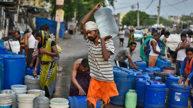 विशेषज्ञों का कहना है कि भूजल स्तर के लगातार घटने के कारण दिल्ली में ज़मन धंसने की घटनाएं होती रही हैं.