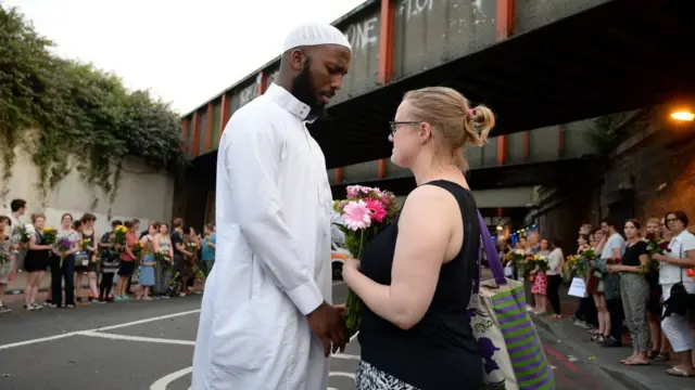 Bir kadın Müslüman bir adama çiçek verirken